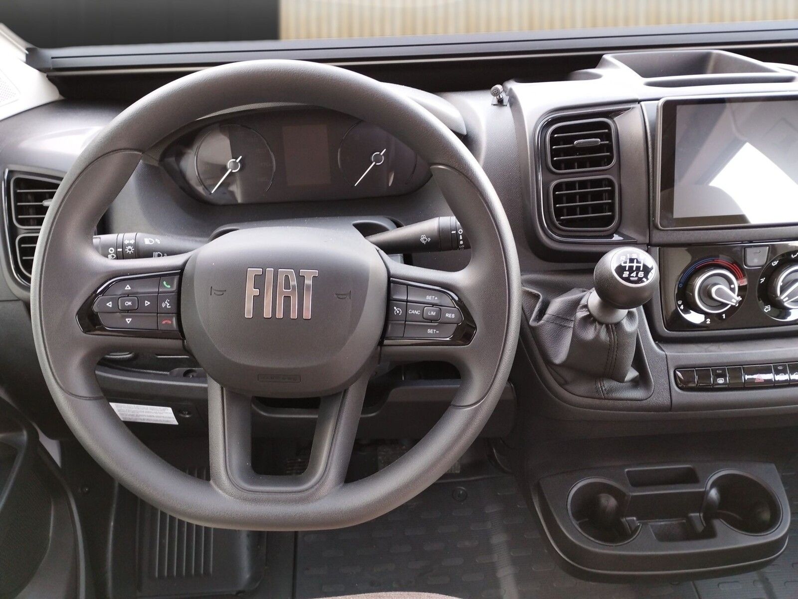 Fahrzeugabbildung Eura Mobil Van V 595 HB Alufelgen, RFK, Captain-Chair-Sitze