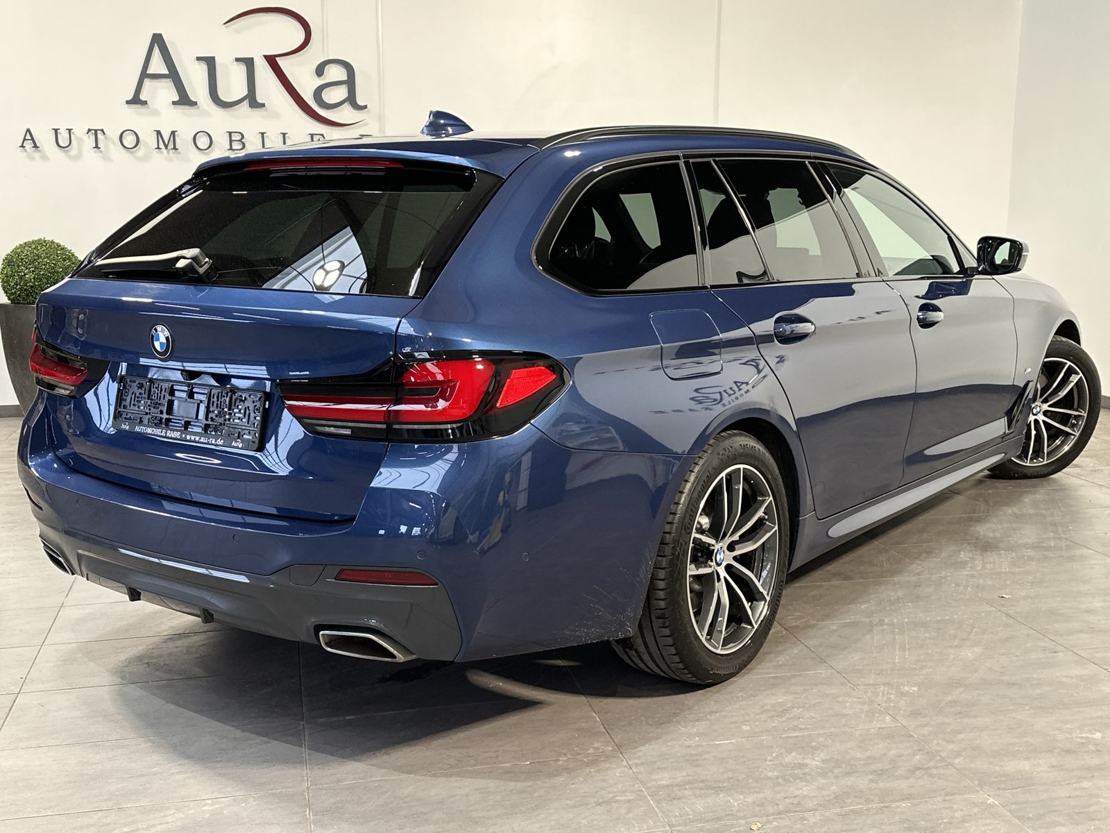 Fahrzeugabbildung BMW 520d Touring xDrive M-Sport NAV+LASER+AHK+HEADUP