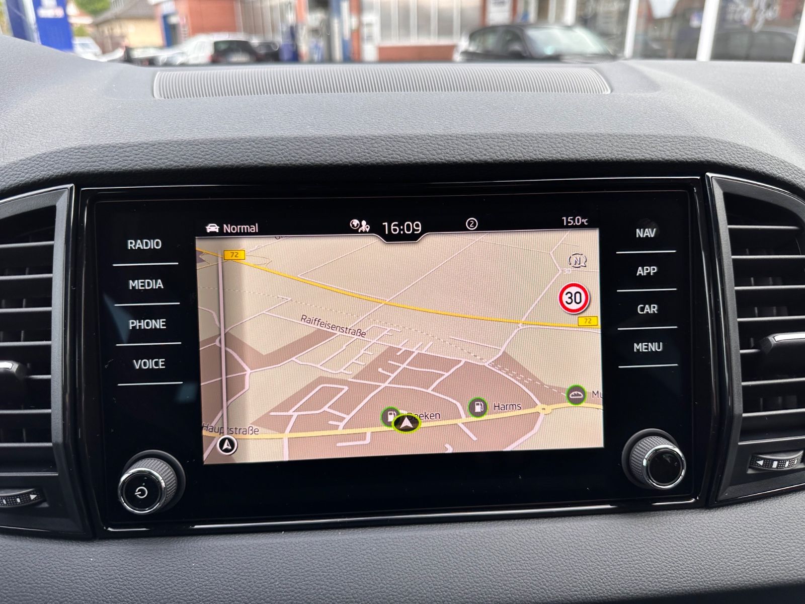 Fahrzeugabbildung SKODA Karoq Sportline 1.5 TSI DSG Matrix/AHK/Navi/ACC