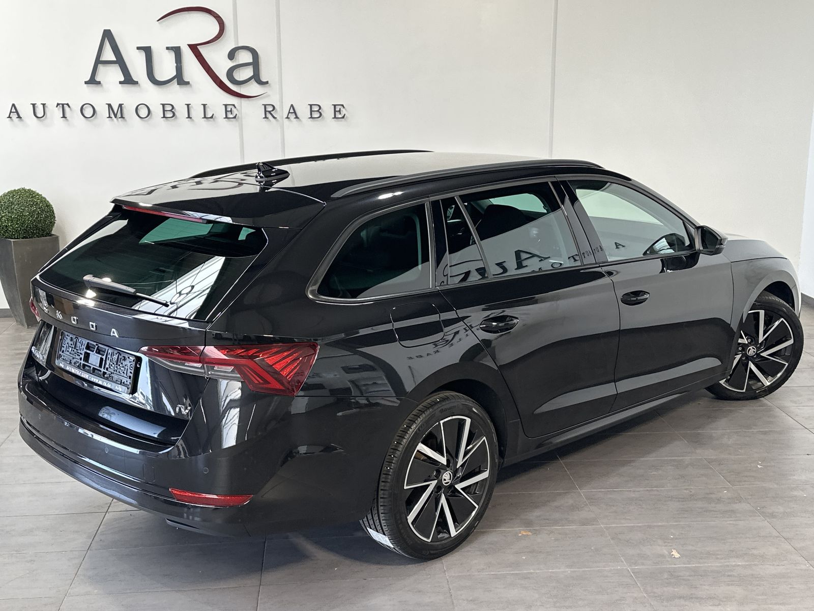 Fahrzeugabbildung SKODA Octavia Combi Clever iV Hybrid NAV+LED+AHK+18ZO