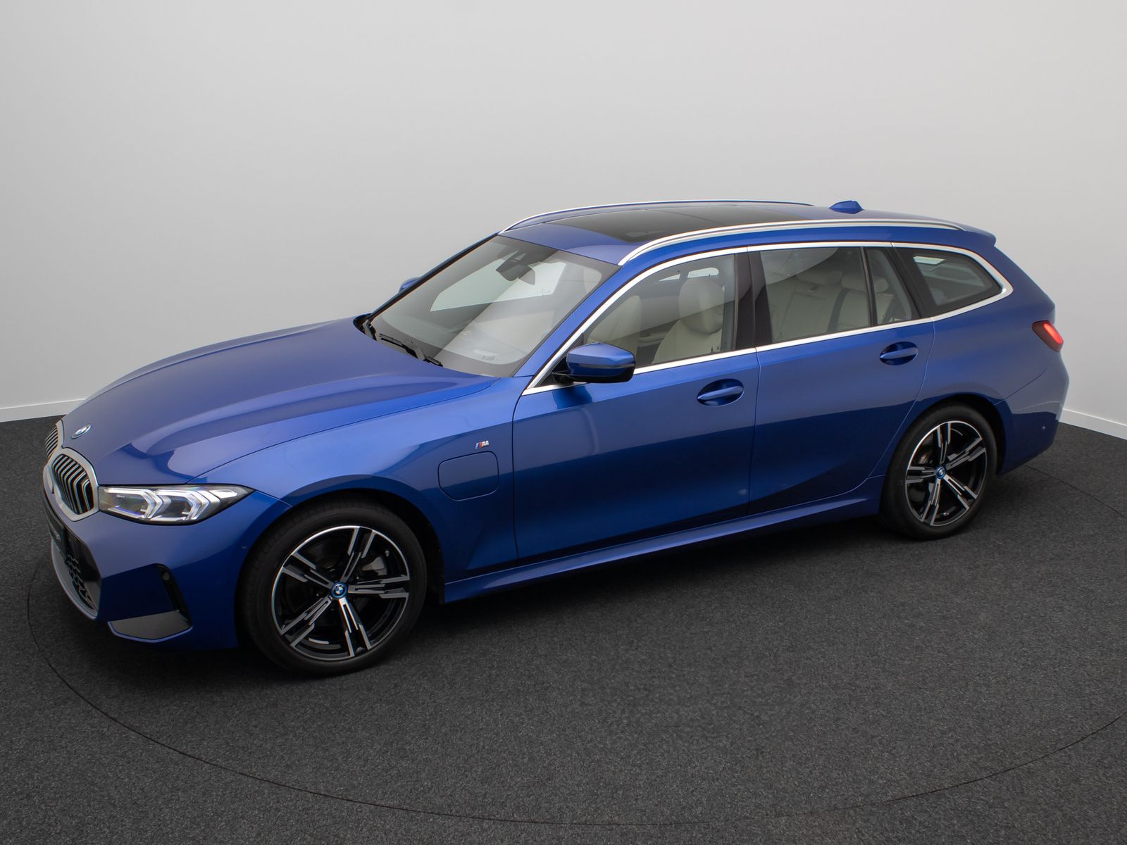 Fahrzeugabbildung BMW 330e xD  M Sport Panorama Kamera HUD DAB HiFi