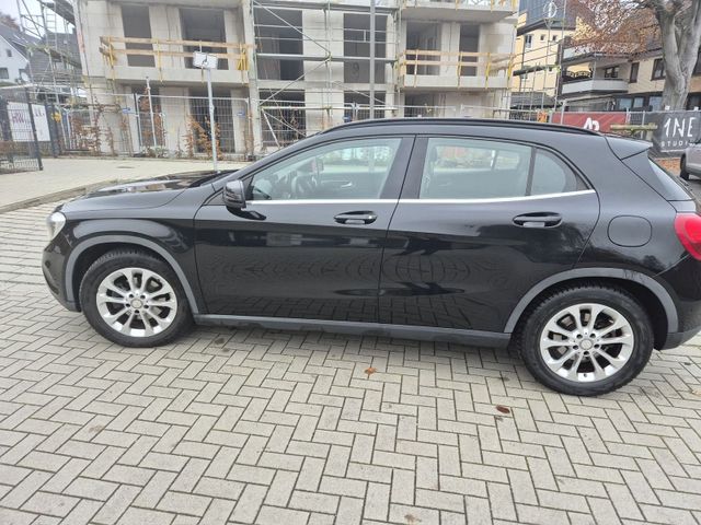 MERCEDES-BENZ GLA 220