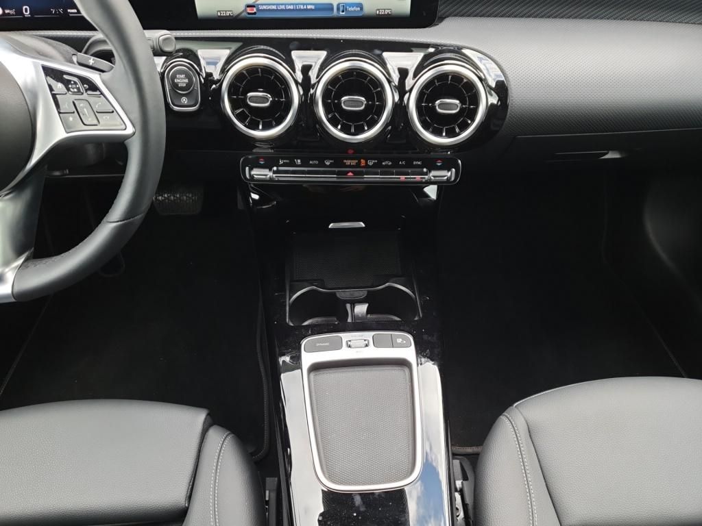 Fahrzeugabbildung Mercedes-Benz A 200 Kompaktlimousine *Navi*AHK*PDC*SpurH*LED