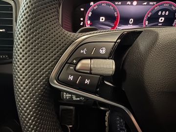 Fahrzeugbestand 17 Skoda Karoq Sportline 1.5 Matrix+AHK+Panodach+Kamera