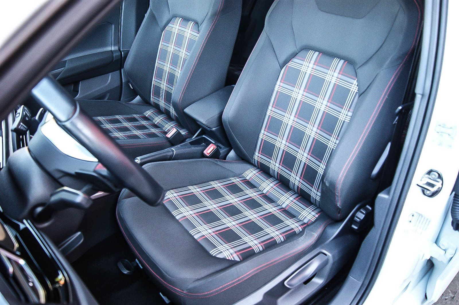 Fahrzeugabbildung Volkswagen Polo GTI 2.0 TSI DSG NAVI LED ACC SPORT 1.HAND