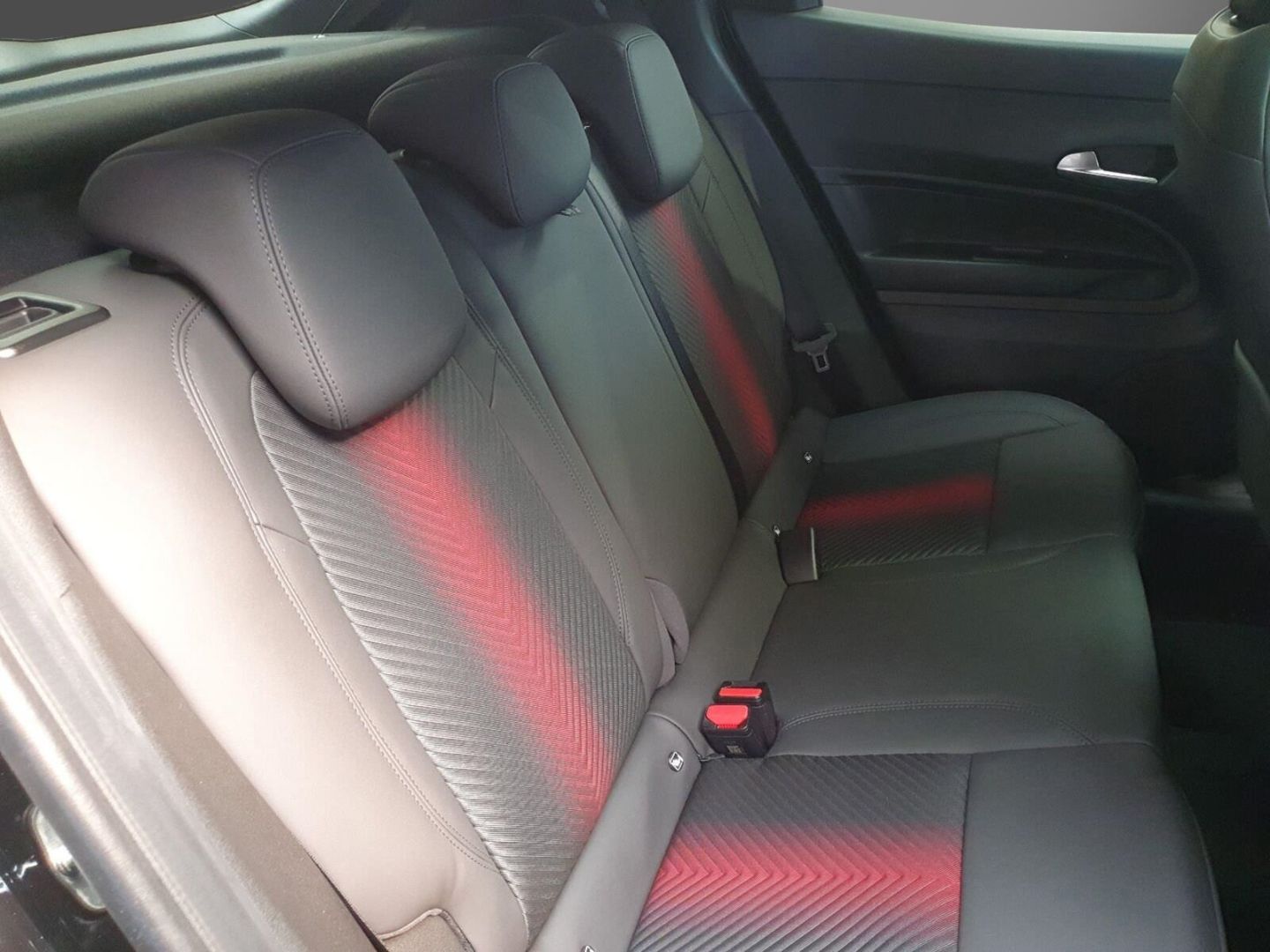 Fahrzeugabbildung Alfa Romeo Junior Elettrica VELOCE  280 PS voll Top Deal