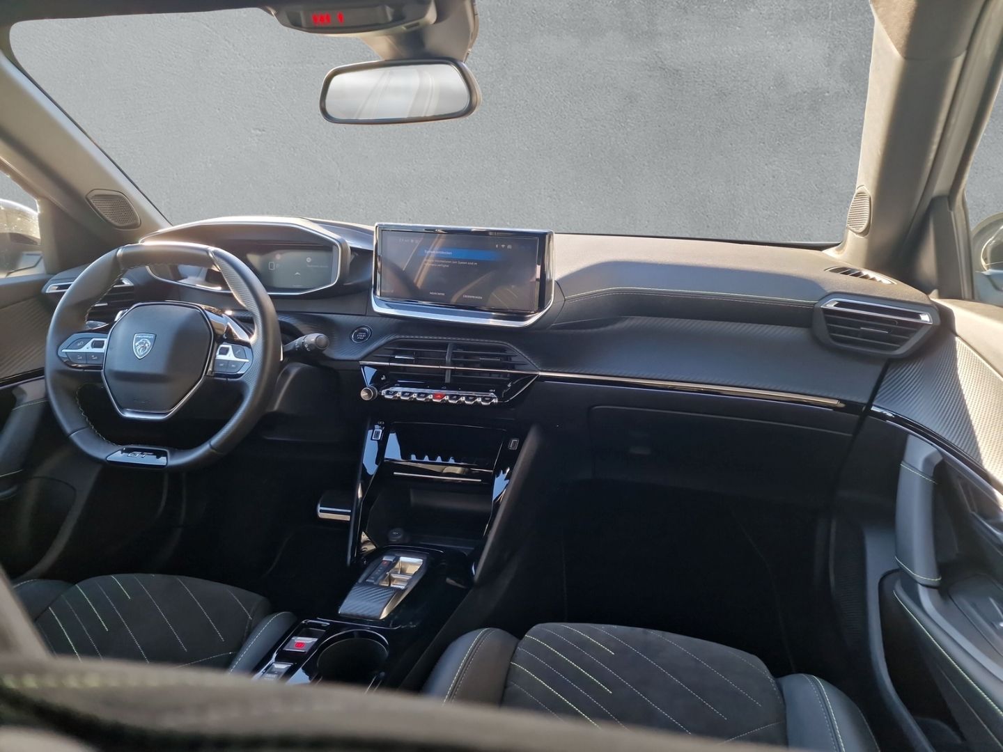 Fahrzeugabbildung Peugeot 2008 Hybrid 136 GT *NAVI*RFK*SHZ*DAB+*MASSAGE*EL