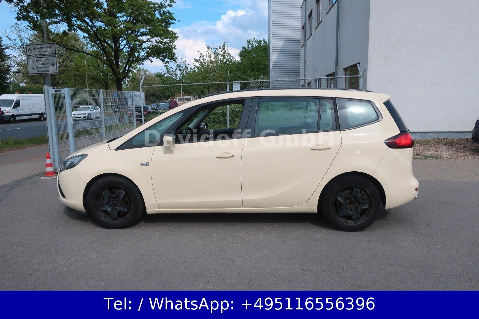 Opel Zafira 2015 — rear view