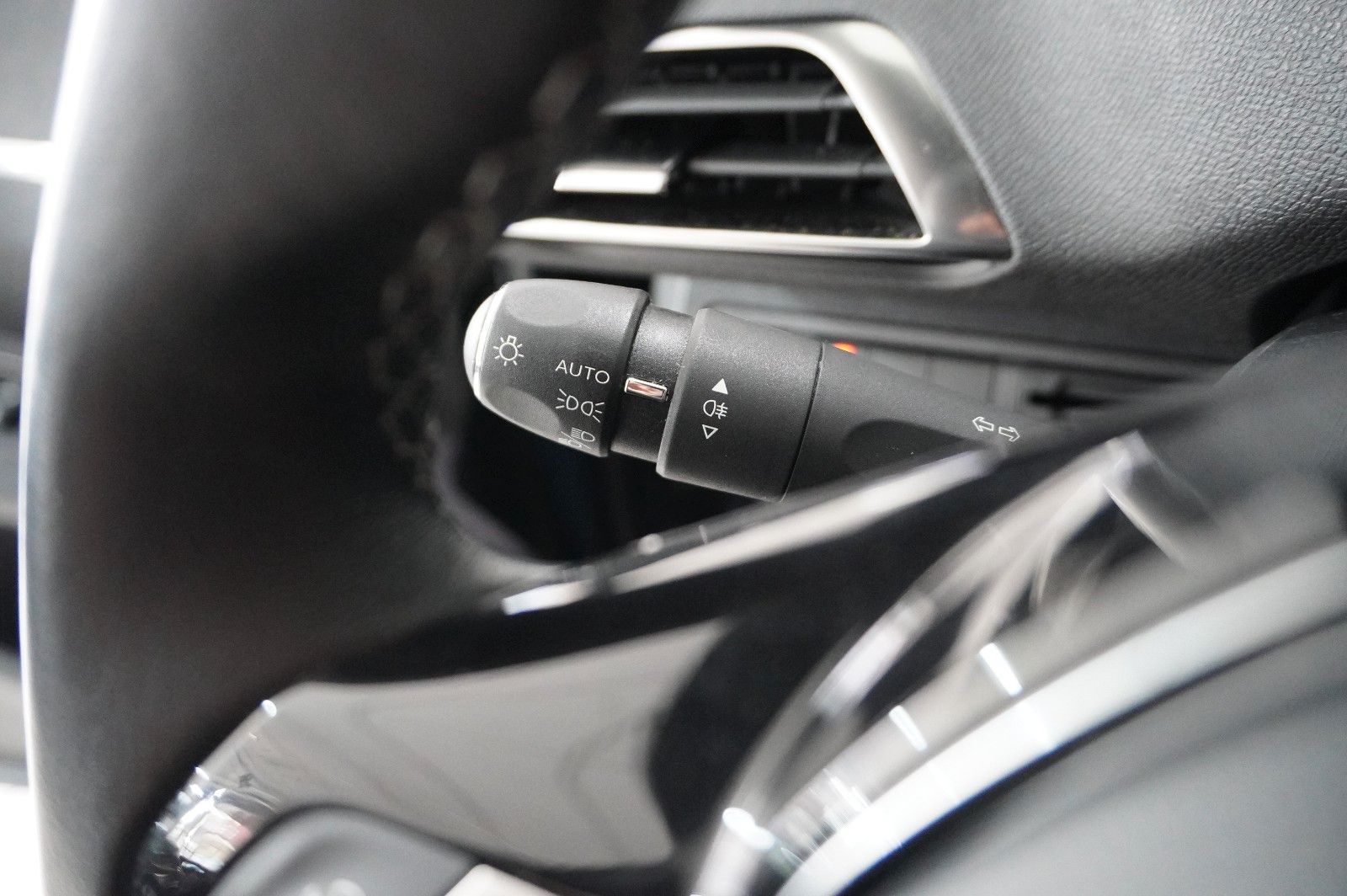 Fahrzeugabbildung Peugeot 3008 1.2T ALLURE PACK NAVI/LED/KAMERA/SPORT/DAB+