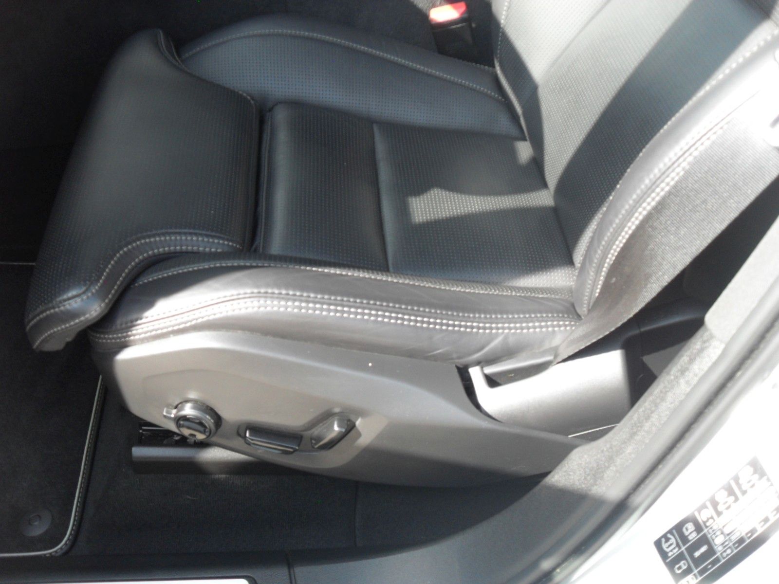 Fahrzeugabbildung Volvo XC 60 B5 R Design AWD | HeadUp |Bowers&Wilkins