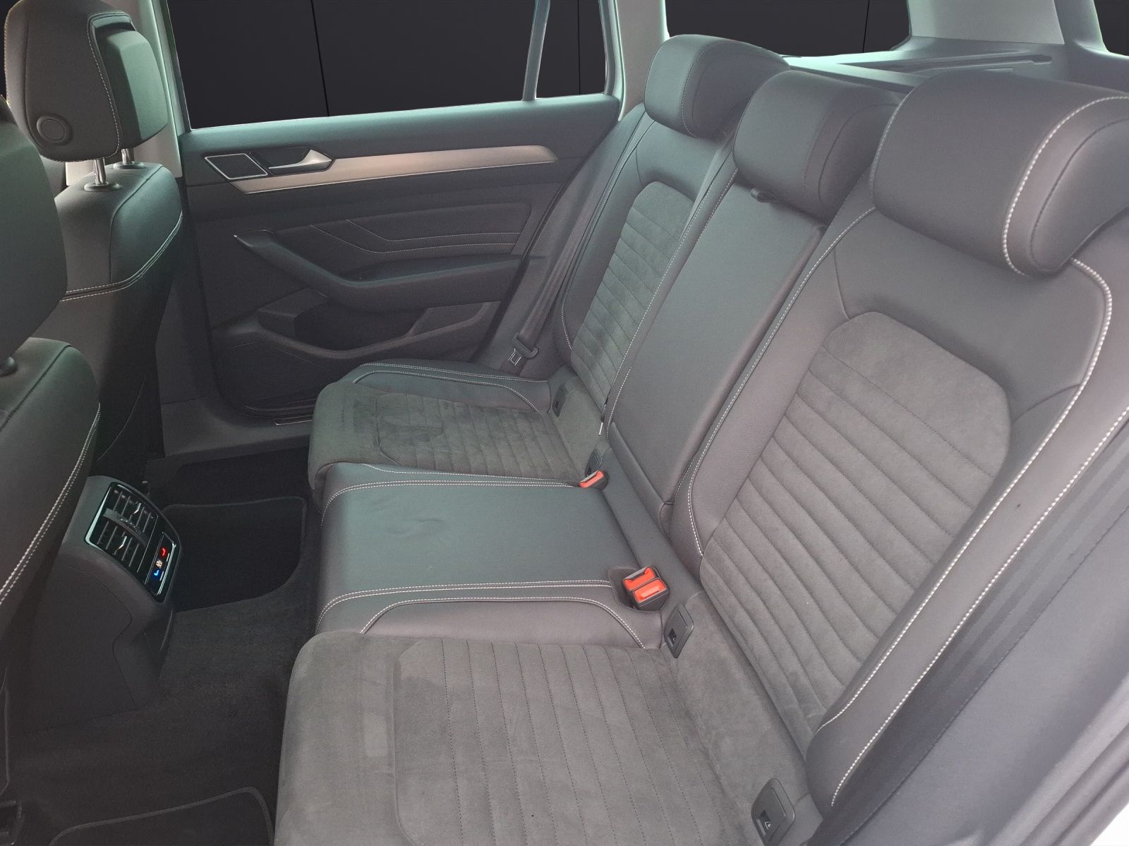 Fahrzeugabbildung Volkswagen Passat Variant TDI Elegance DSG Standhzg. Matrix