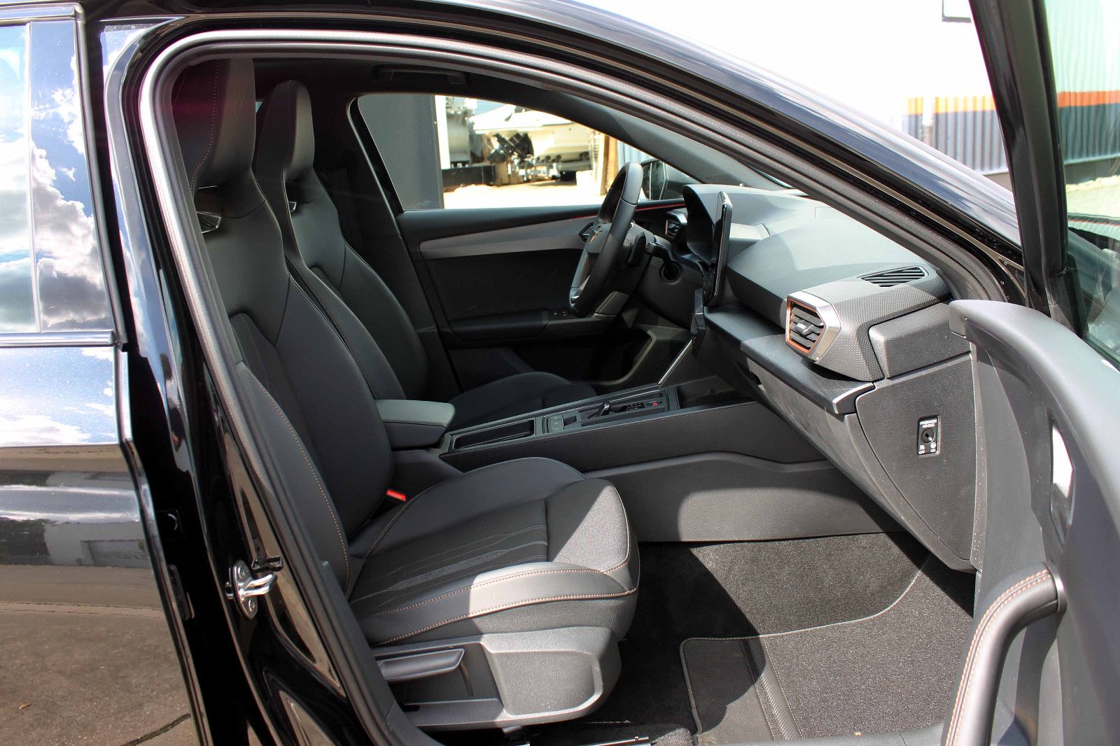 Fahrzeugabbildung CUPRA Leon VZ 2.0 TSI DSG ACC LED KAM PDC ESD PANO LHZ