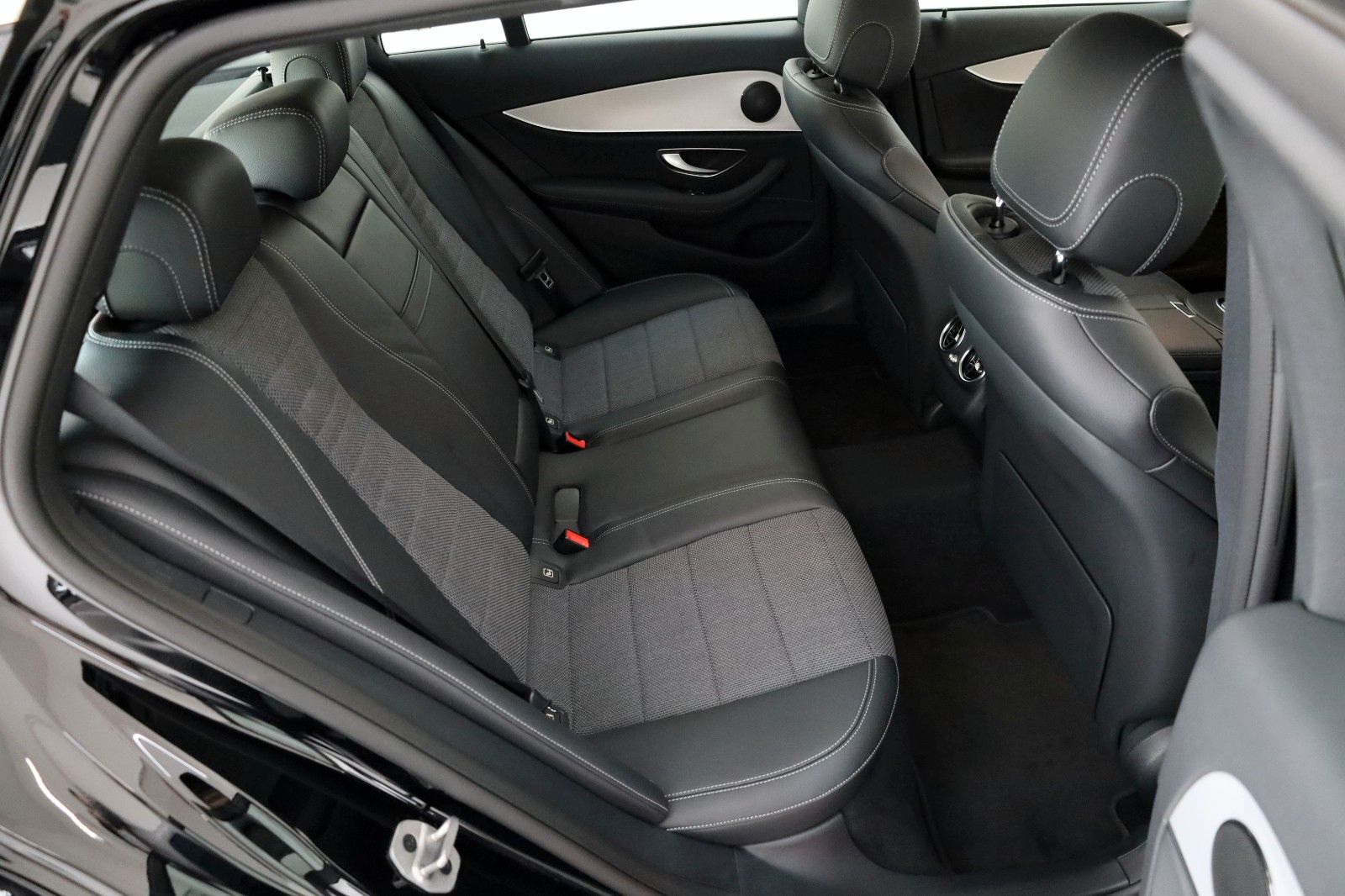 Fahrzeugabbildung Mercedes-Benz E 300 e T Avantgarde,T.Leder,Navi,Kamera,AHK +WR