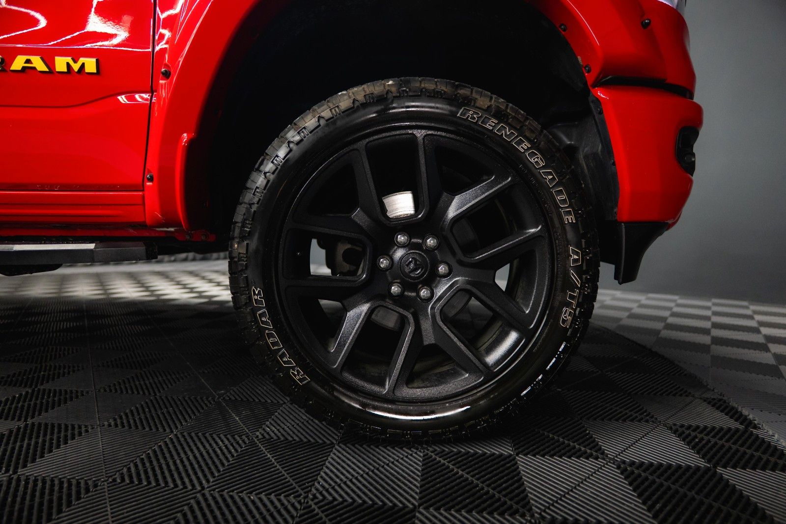 Fahrzeugabbildung Dodge RAM 5.7 V8 HEMI 4x4 LARAMIE LPG Offroad-Bodylift