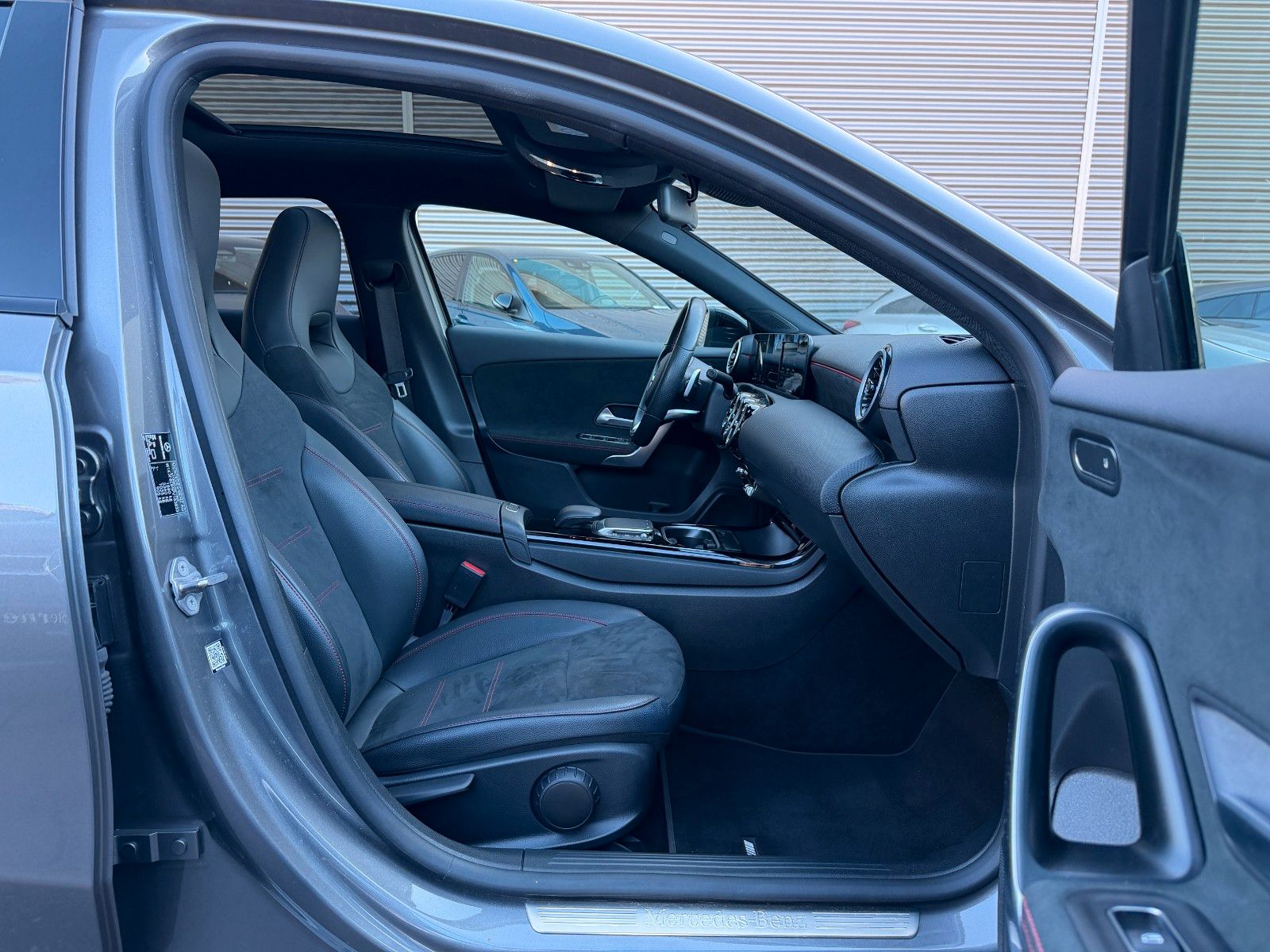 Fahrzeugabbildung Mercedes-Benz A 180 AMG Night+Pano+LED+Carplay