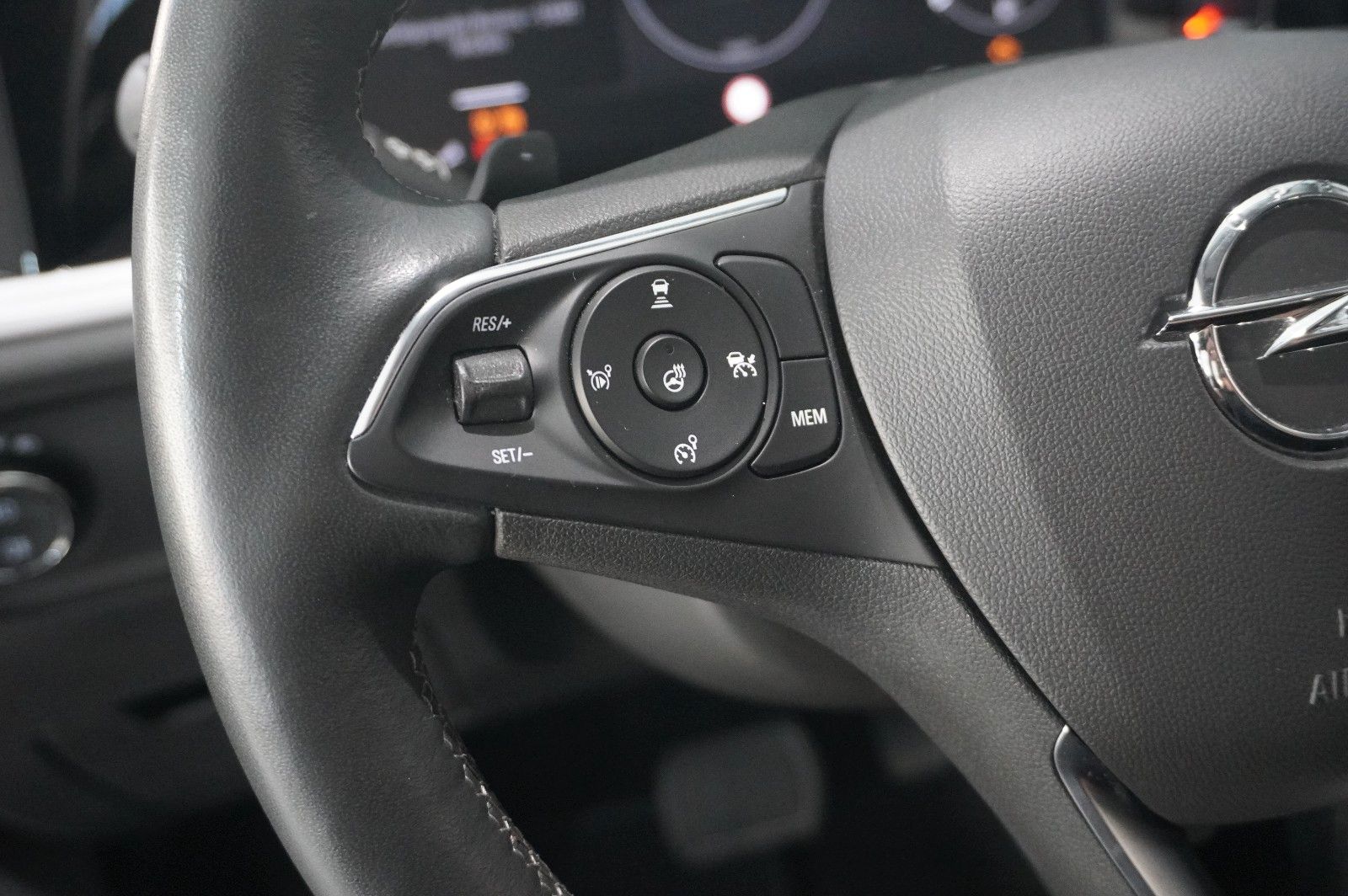 Fahrzeugabbildung Opel Grandland (X) ULTIMATE 4HYBRID NAVI/LED/SPORT/SH