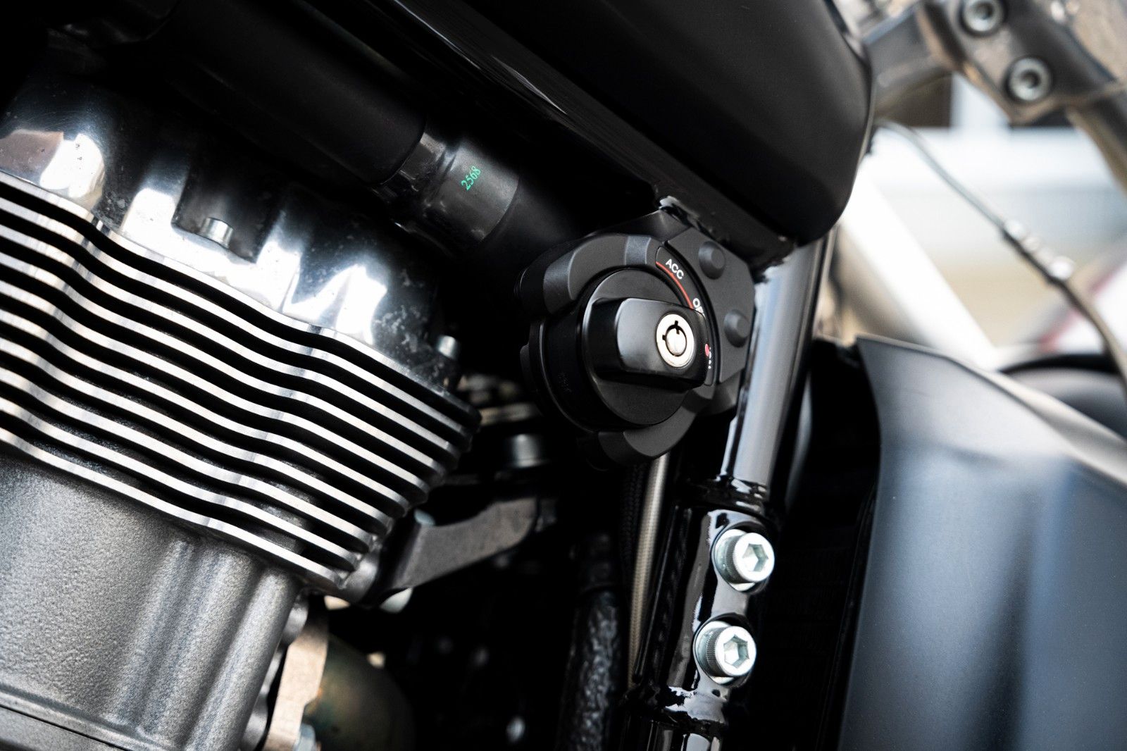 Fahrzeugabbildung Harley-Davidson VRSCF V-ROD MUSCLE - REMUS - 260er METZELER