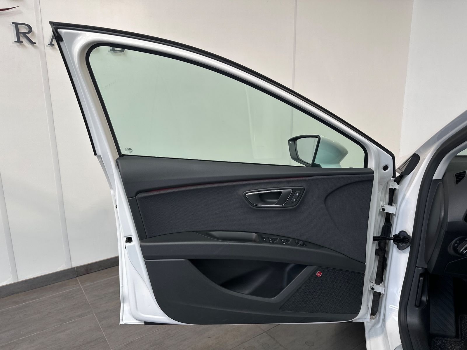 Fahrzeugabbildung SEAT Leon 1.5 TSI FR NAV+LED+SHZ+PANO+DAB+BEATS+18Zo
