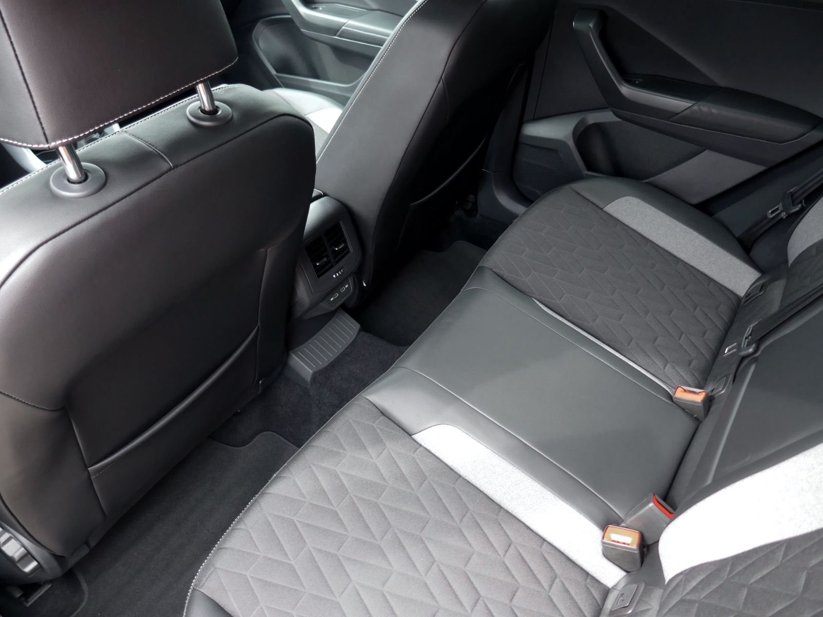 Fahrzeugabbildung Volkswagen T-Roc GOAL 1.5 TSI DSG | LED AHK RFK ACC