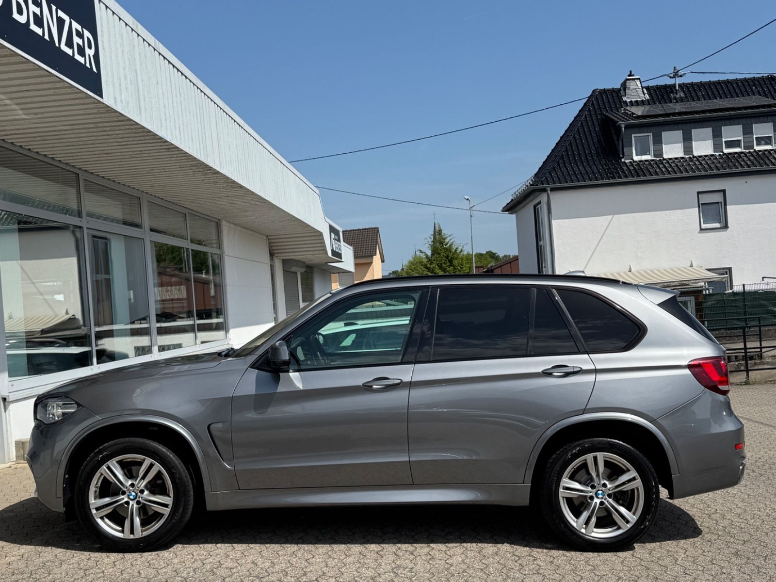 Fahrzeugabbildung BMW X5 sDrive 25 d/M-Paket/Leder/AHK/R-Cam/Xenon/SHZ