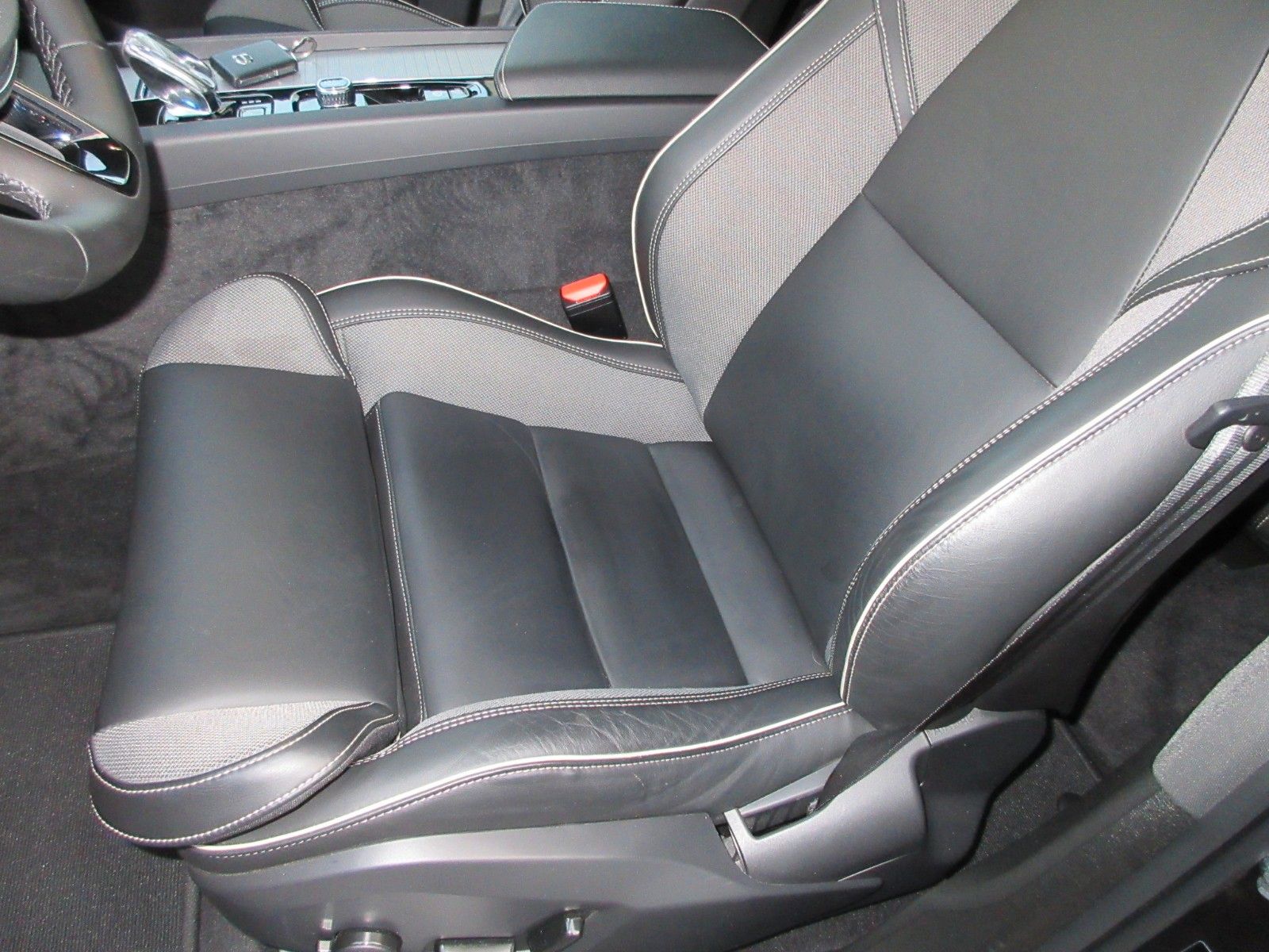 Fahrzeugabbildung Volvo XC60 T6 Plus Dark | AWD | 21er | Licht