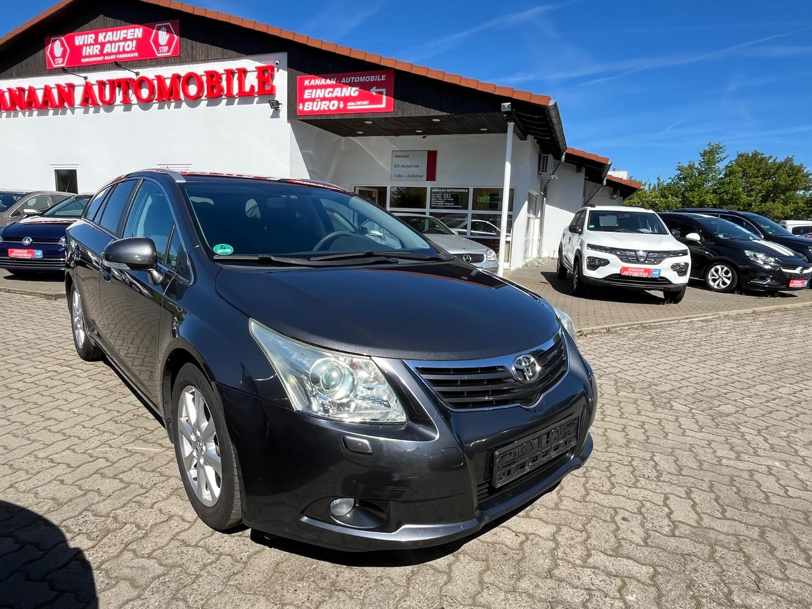 Toyota Avensis 2011 — interior