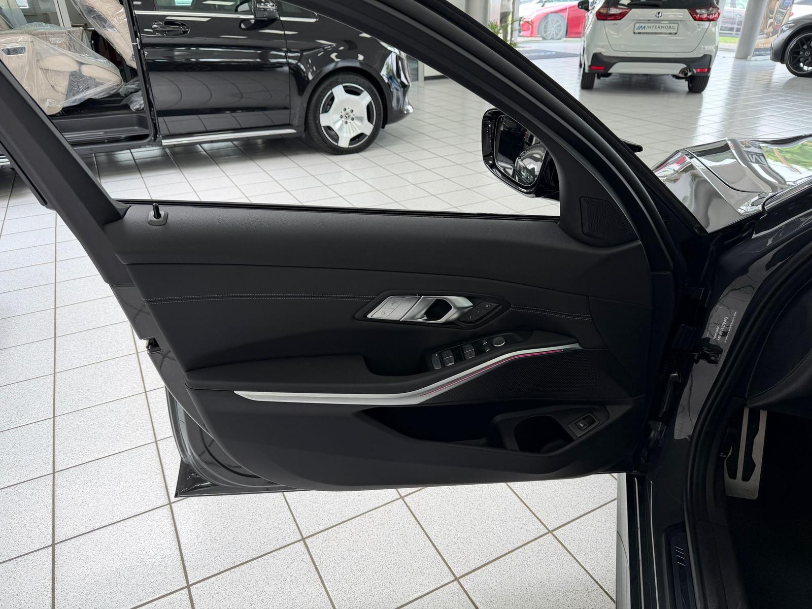 BMW M340i Touring xD*SHADOW*PANO*HUD*ACC*KEYL*360°