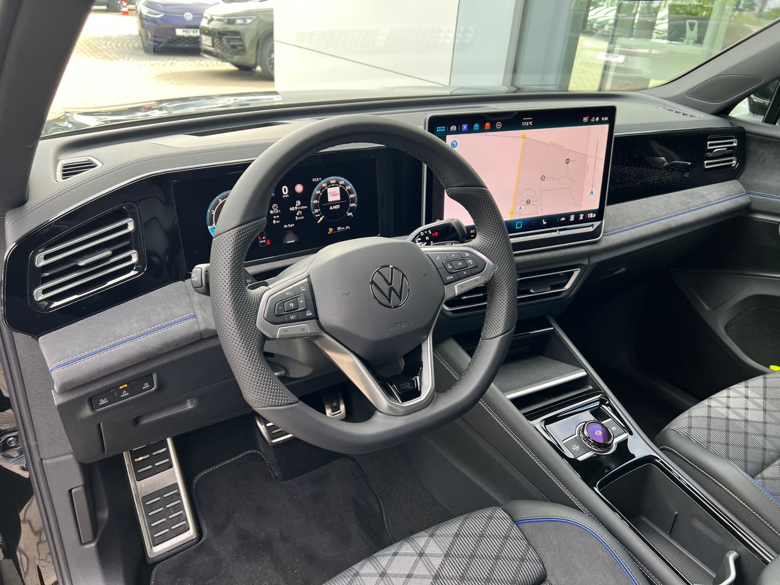 Fahrzeugabbildung Volkswagen Tiguan R-Line 1.5 eTSI DSG *AHK, IQ.Light, ACC,