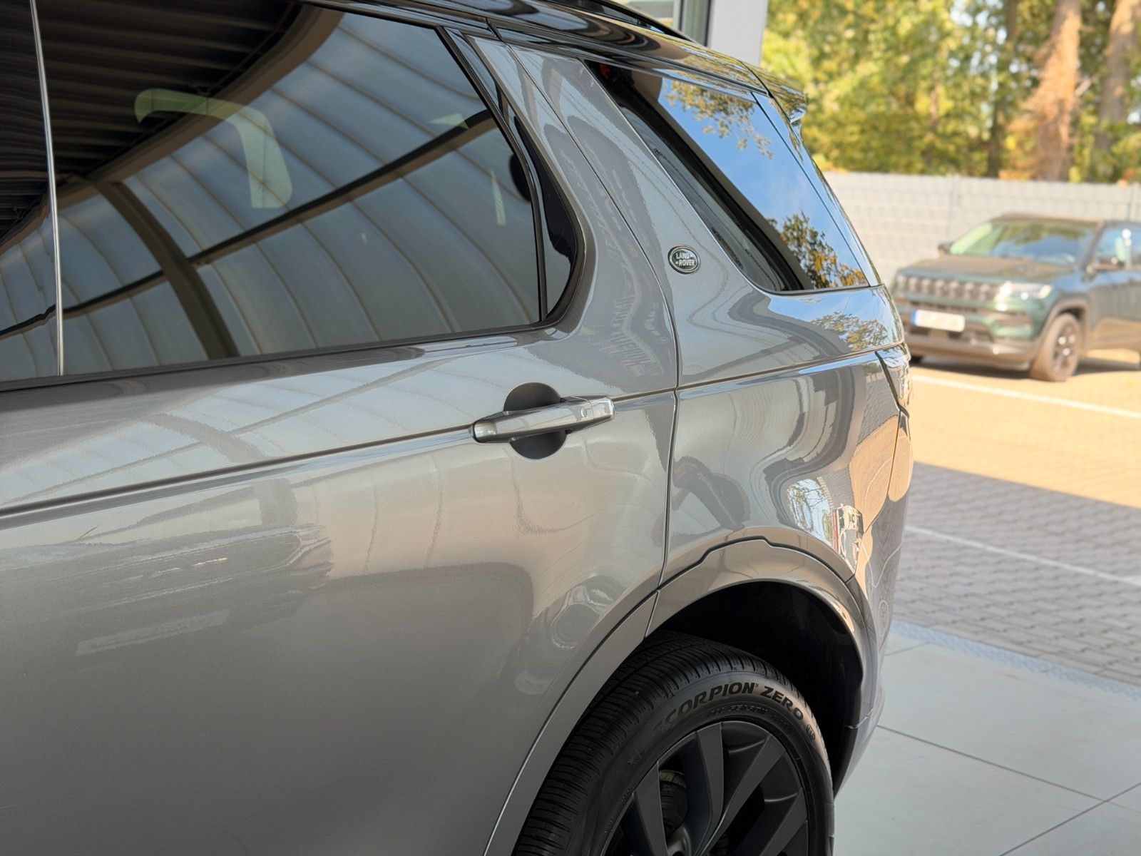 Fahrzeugabbildung Land Rover Discovery Sport 2.0 D 165 R-Dynamic SE AWD