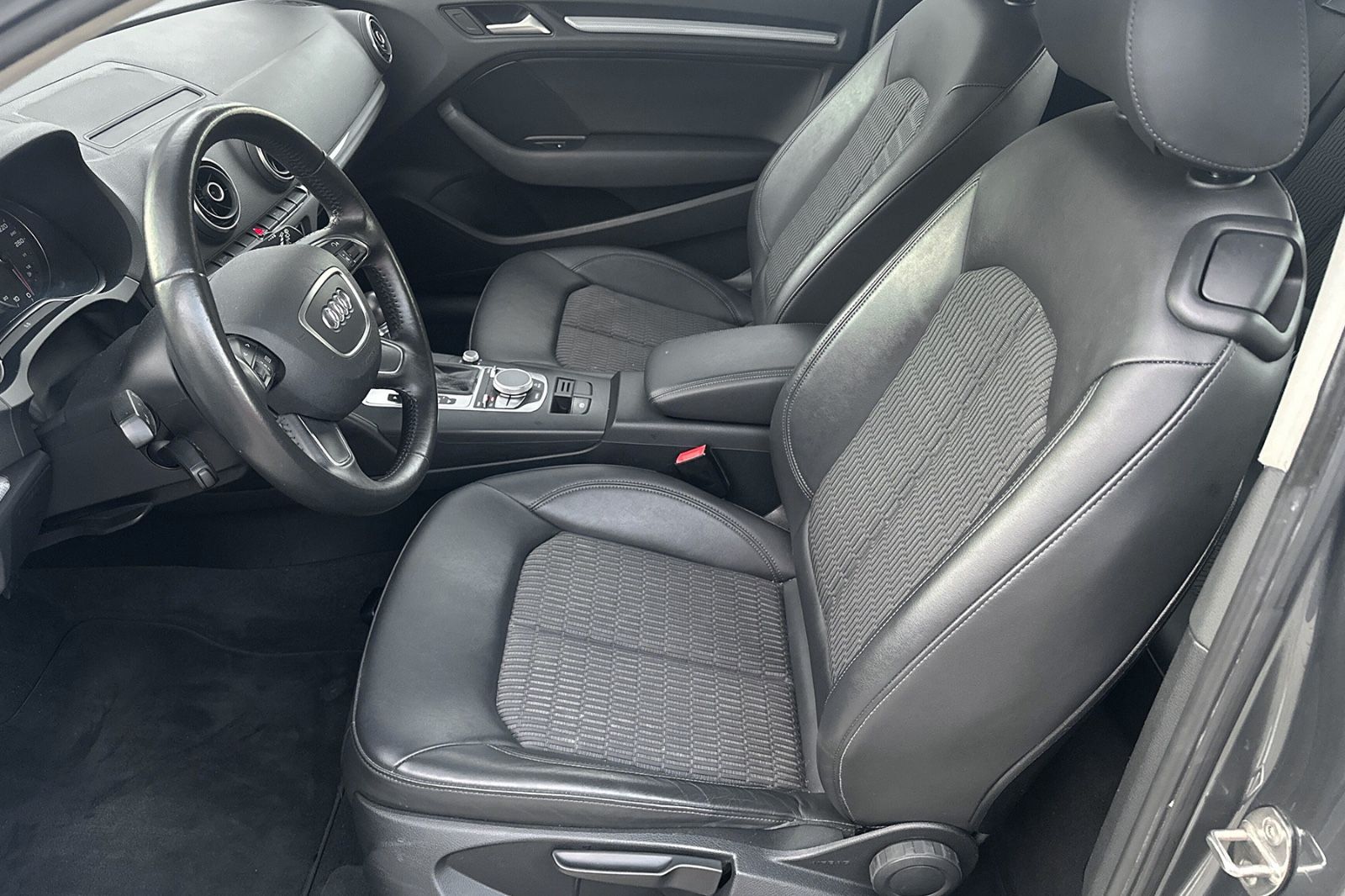 Fahrzeugabbildung Audi A3 1.6 TDI S tronic*Ambiente*Tempomat*PDC*Sitzhe