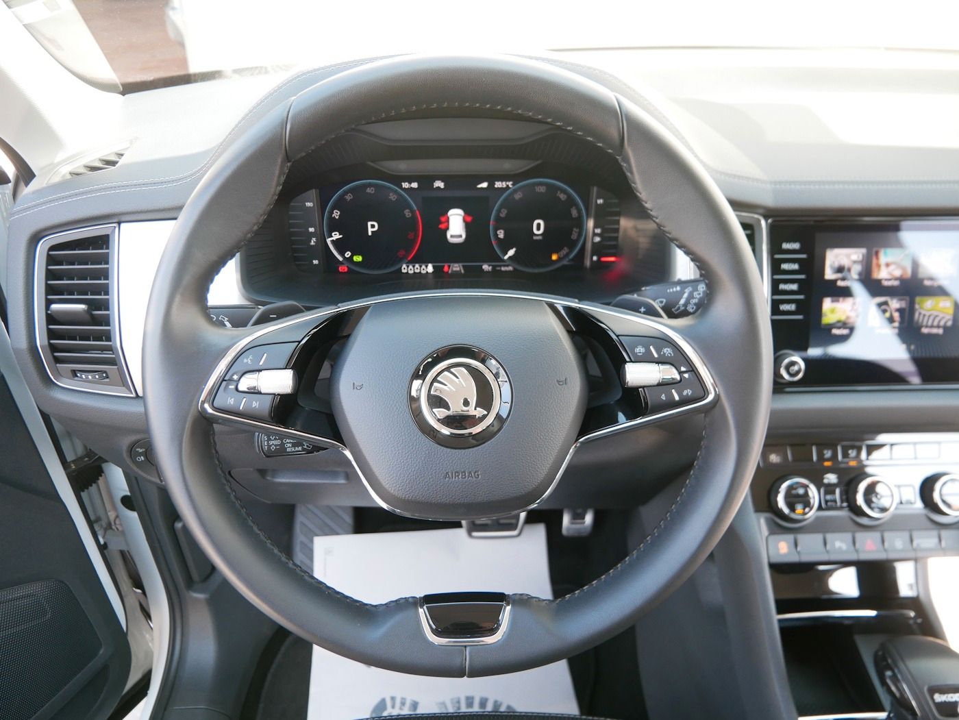 Fahrzeugabbildung SKODA Kodiaq 1.5 Ambition DSG 7-Sitze Kamera ACC MATRI