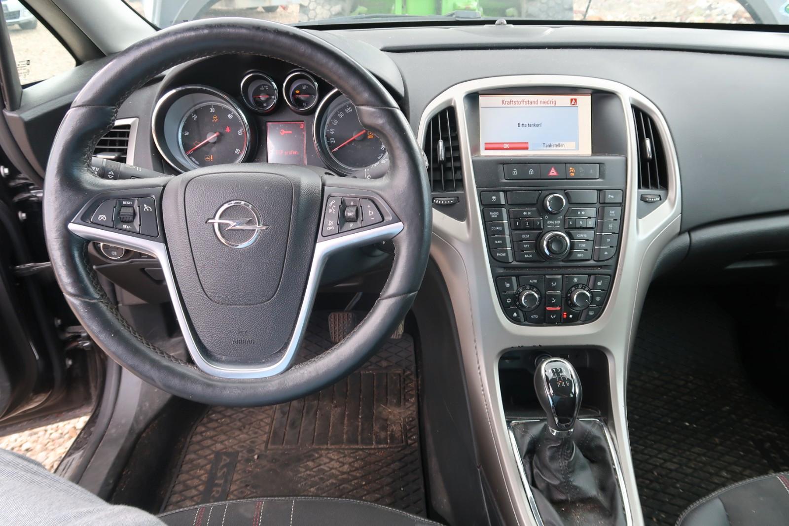 Opel Astra 2012 — photo 11