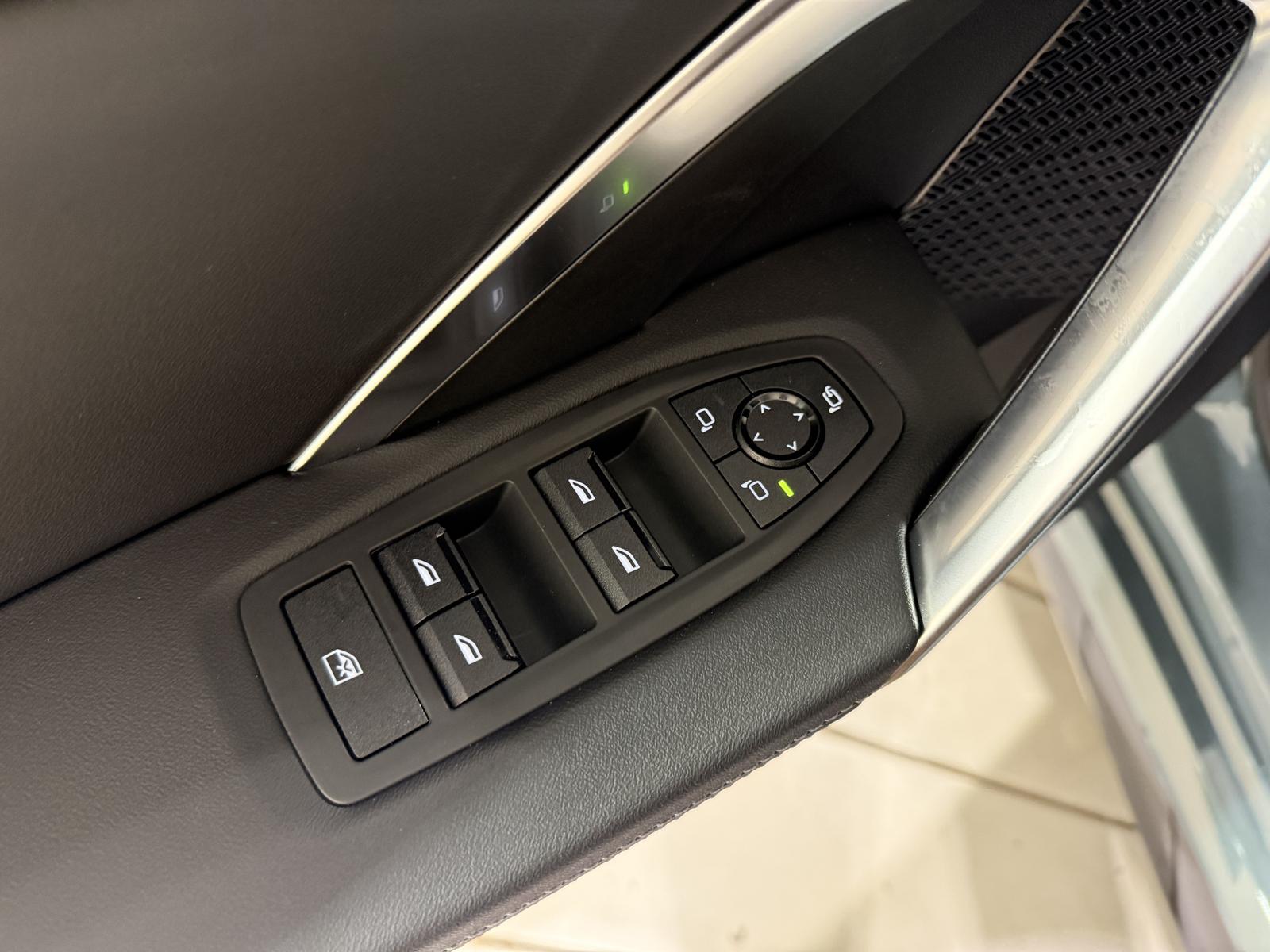 BMW iX1 xDrive30 M Sport Pro ACC 360 AHK HUD