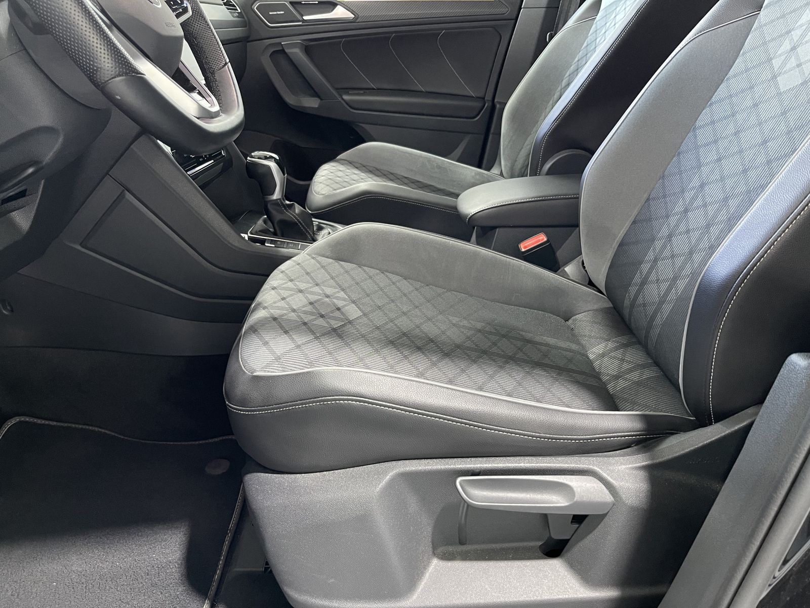 Fahrzeugabbildung Volkswagen Tiguan R-Line 2.0 TDI*4Motion*AHK*Cam*Q.DRIVE*