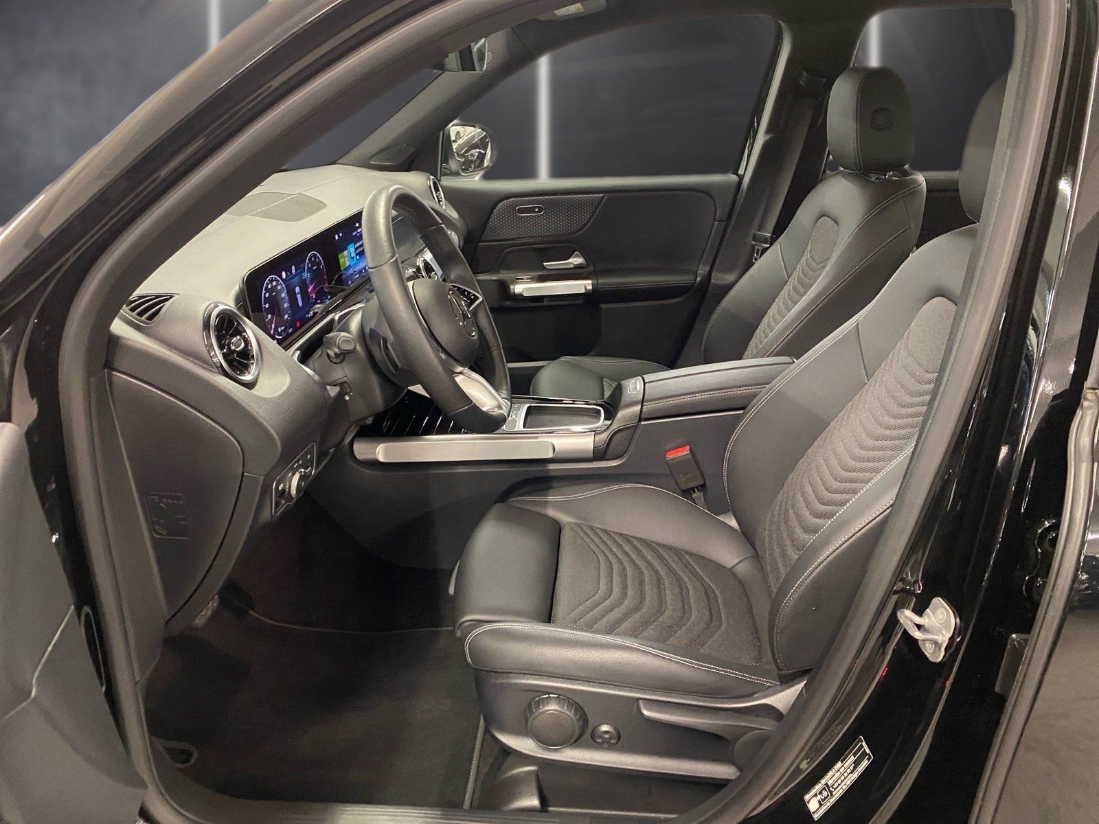 Fahrzeugabbildung Mercedes-Benz GLB 200 Progressive*LED*Kamera*CarPlay*Easy-Pack