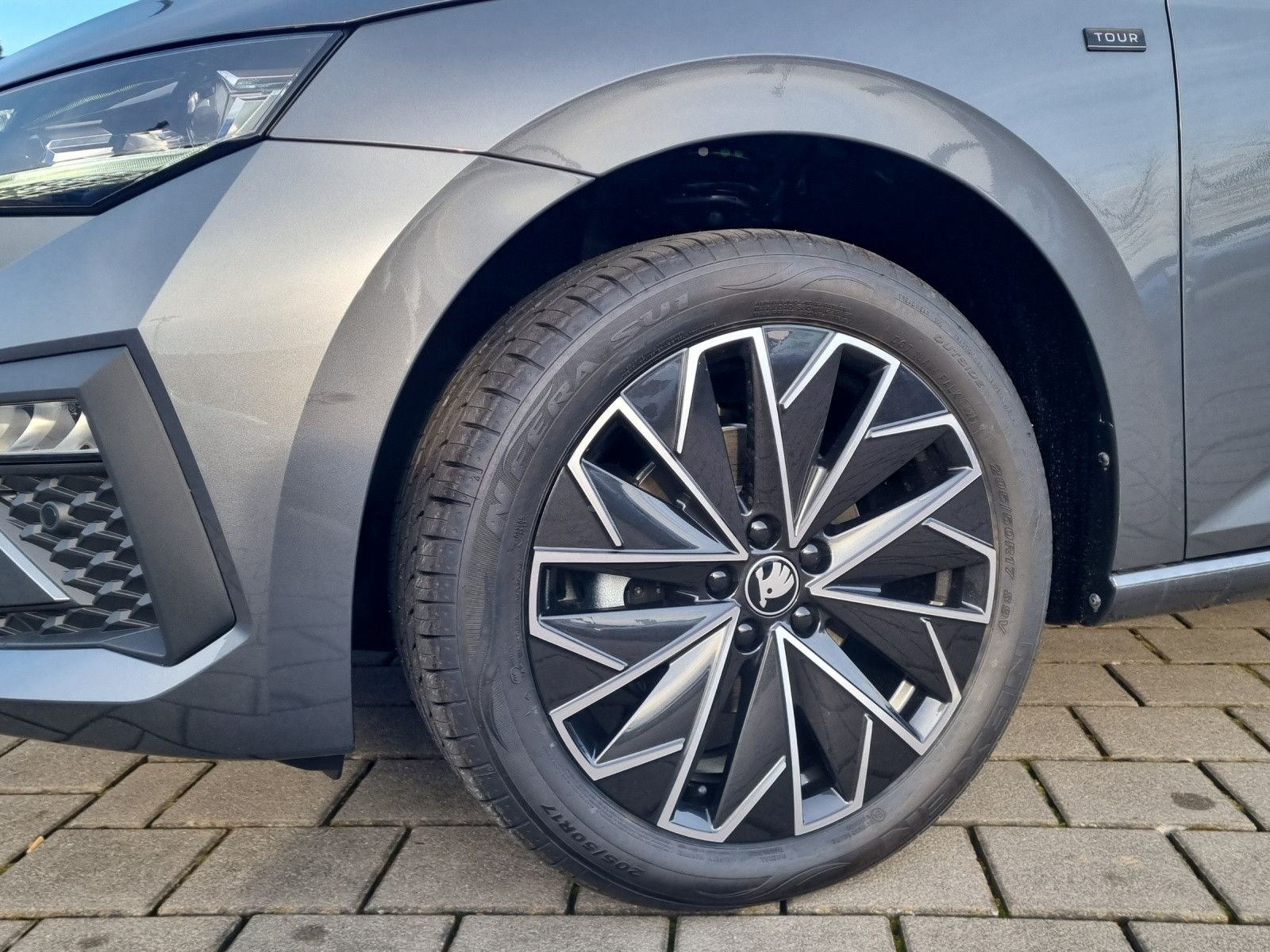 Fahrzeugabbildung SKODA Scala Tour 1,0 TSI DSG Simply Clever Black