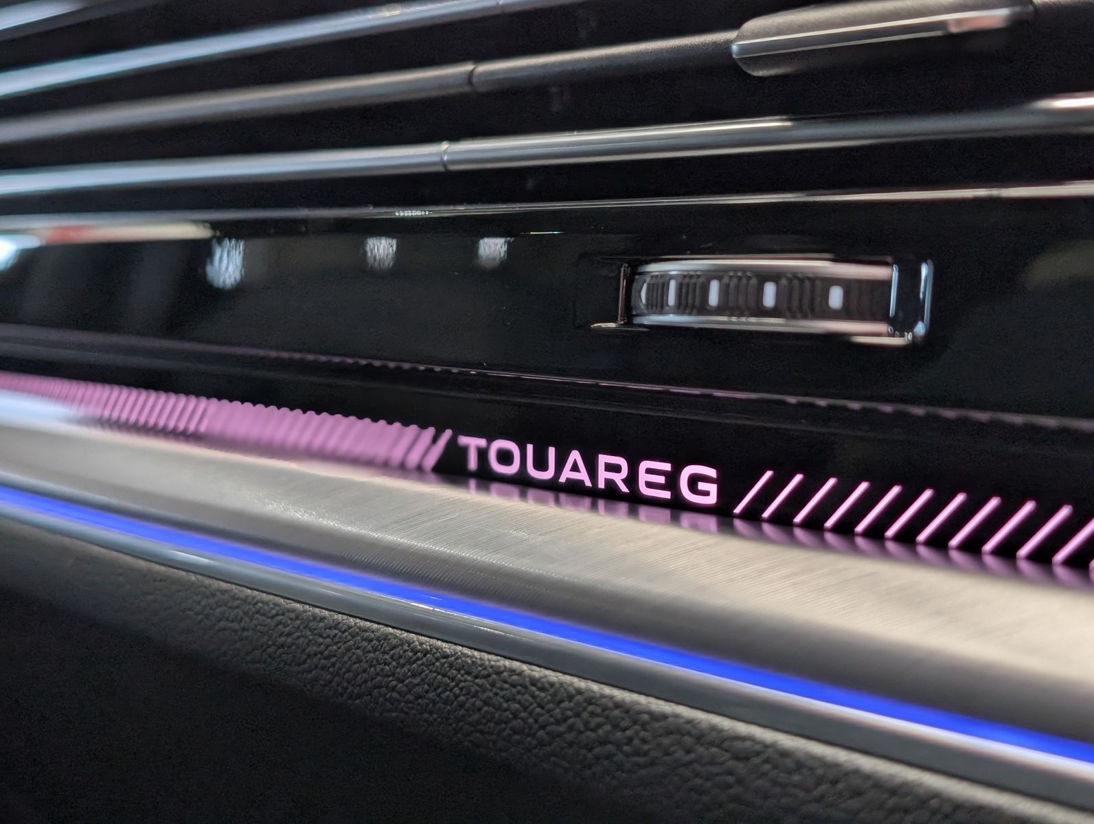 Fahrzeugabbildung Volkswagen Touareg 3.0TDI 4M R-Line VOLL Black 22" UPE 114T