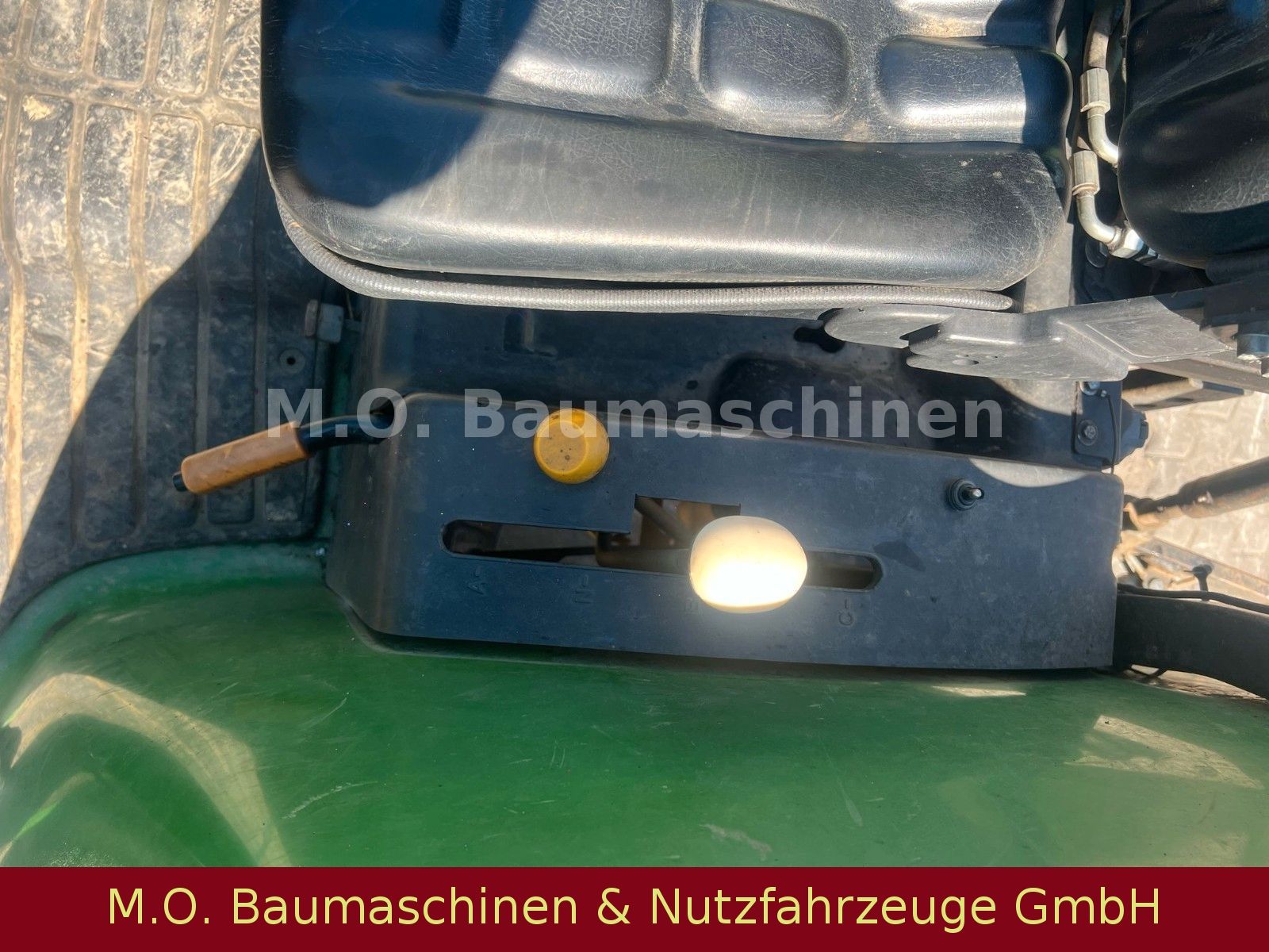 Fahrzeugabbildung John Deere 4520 / Schlepper /