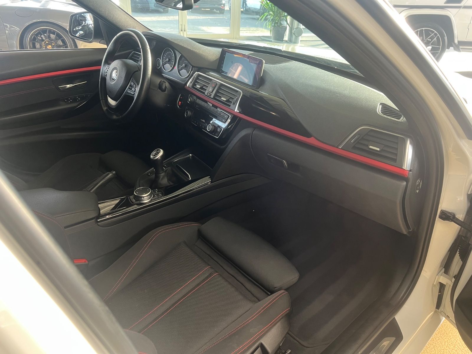 Fahrzeugabbildung BMW 320 i Touring xDrive Sport Line *NAVI PROF*LED*