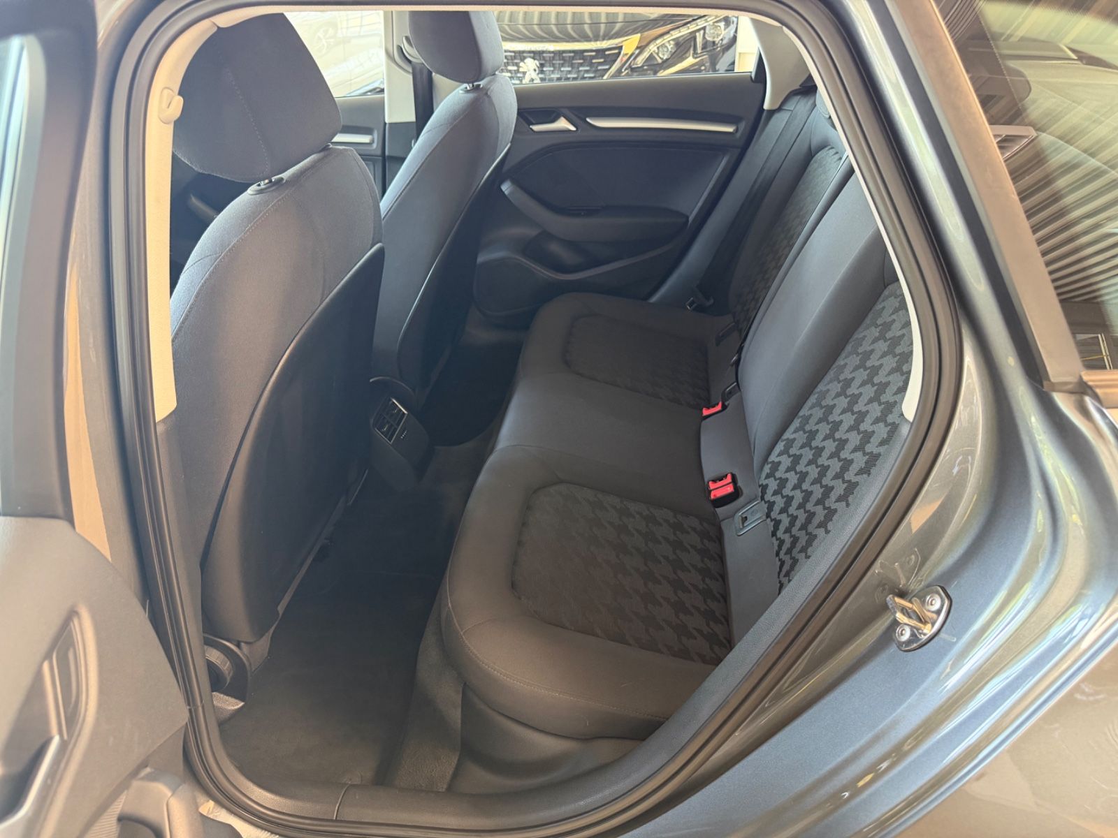 Fahrzeugabbildung Audi A3 Sportback 2.0 TDI attraction quattro