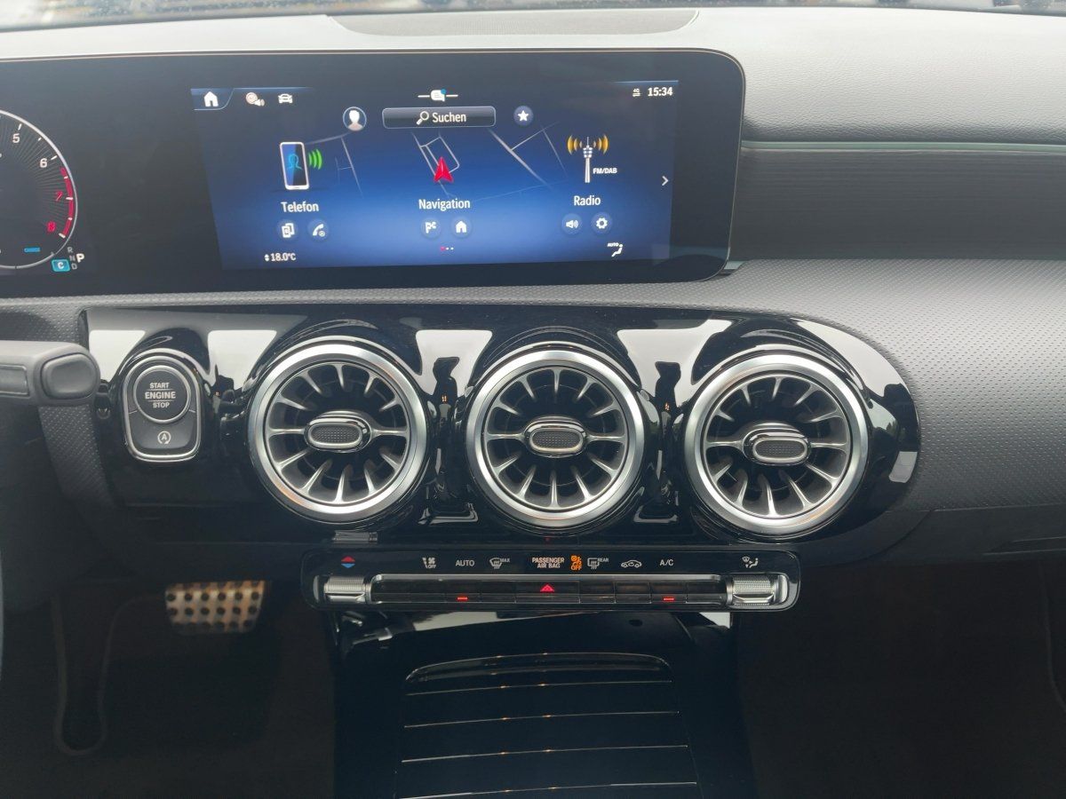 Fahrzeugabbildung Mercedes-Benz A 200 AMG/Pano/Kamera/AHK