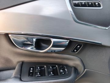 Volvo XC90 Momentum AWD*Vollausstattung*AHK*7-Sitzer*