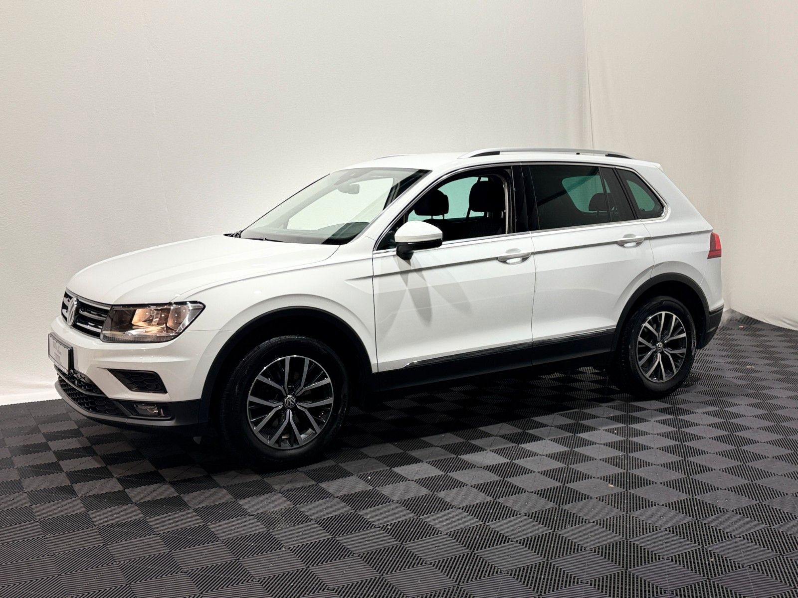 Fahrzeugabbildung Volkswagen Tiguan Comfortline DSG-4Motion-Full Link