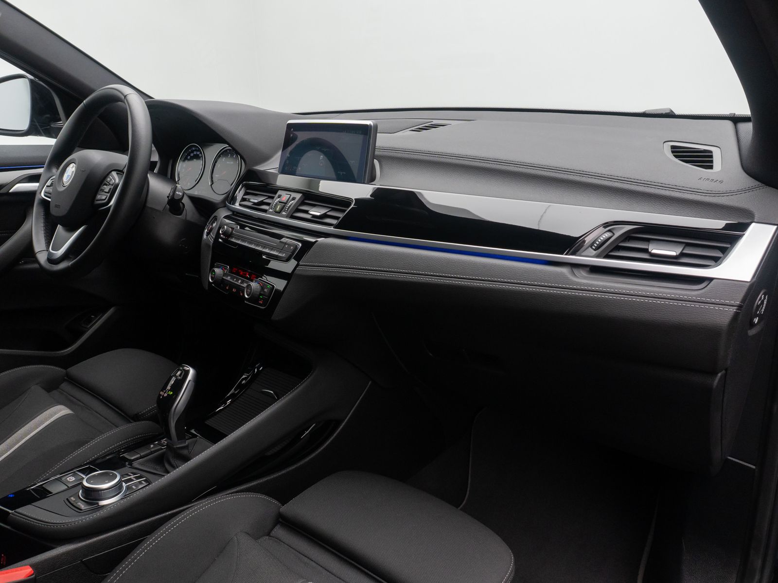Fahrzeugabbildung BMW X2 sD18i AdvantagePlus HiFi DAB Sportsitz 19Zoll