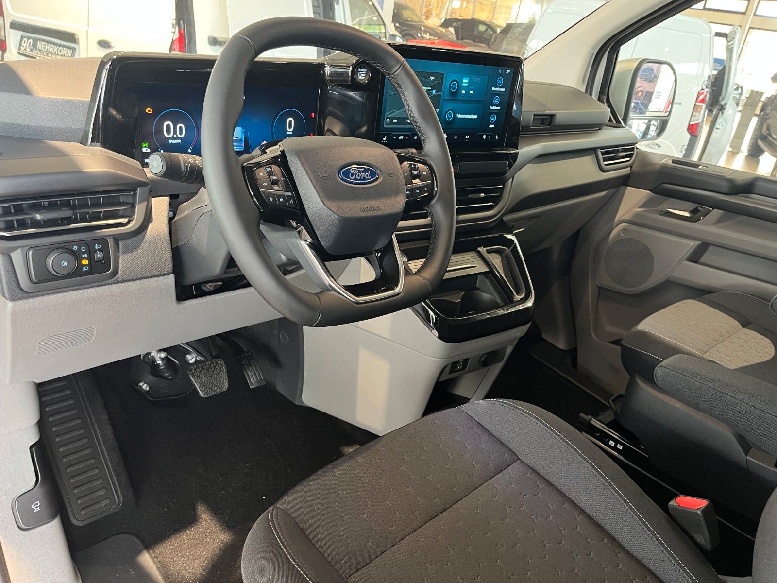 Fahrzeugabbildung Ford Tourneo Custom L1 Titanium AWD Automatik mit AHK
