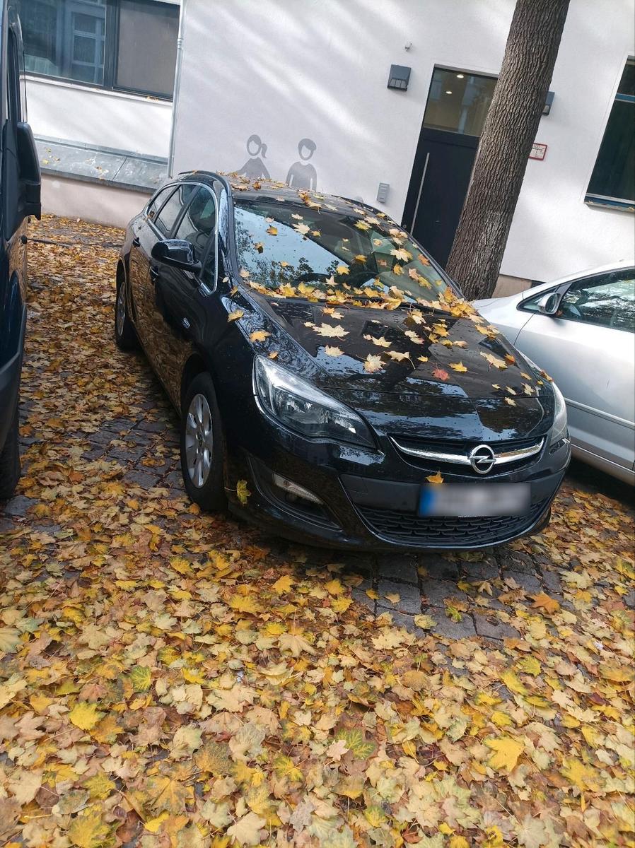 Opel Astra 2015 — rear view