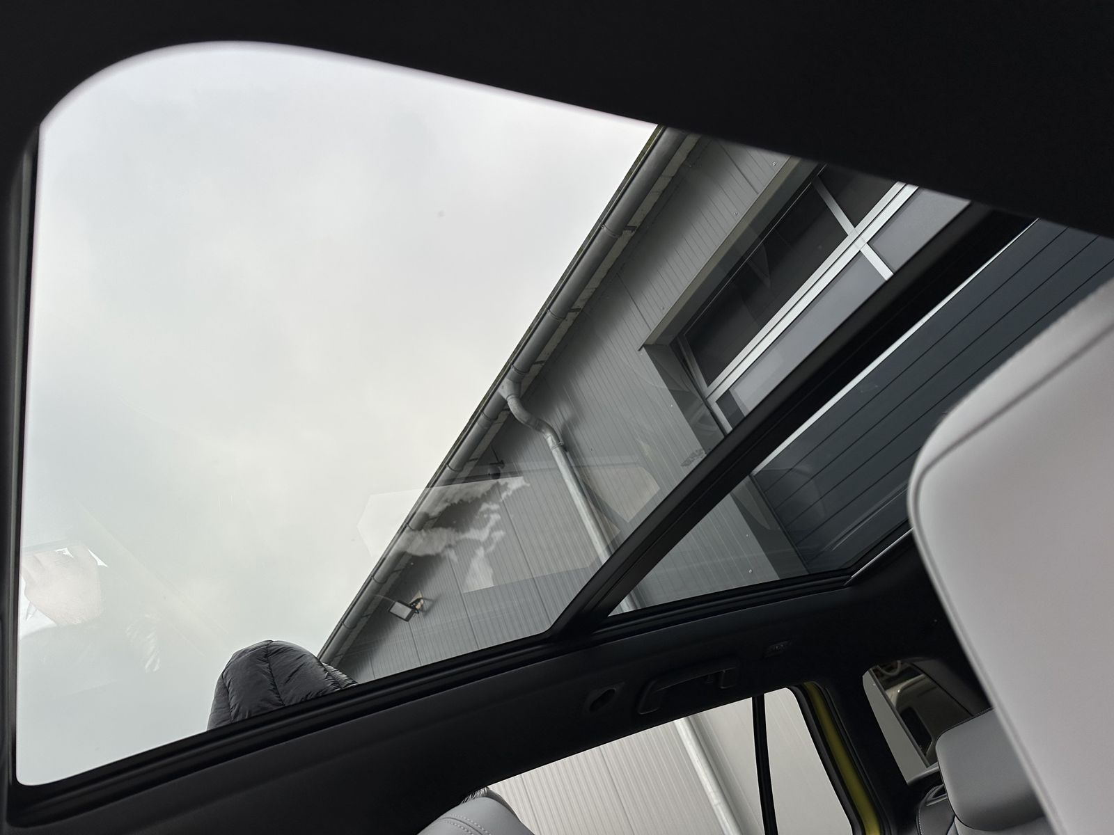 Fahrzeugabbildung Volkswagen Golf Variant 2.0 TSI DSG R-Line NAV+LED+AHK+PANO