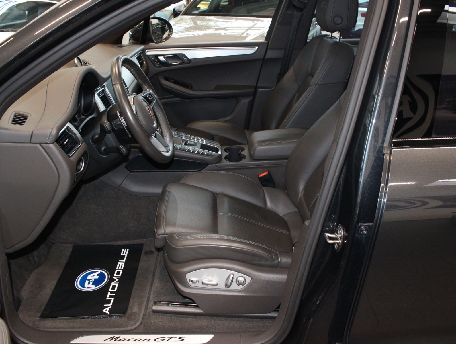 Fahrzeugabbildung Porsche Macan GTS Sport Design Sport Chrono*Pano