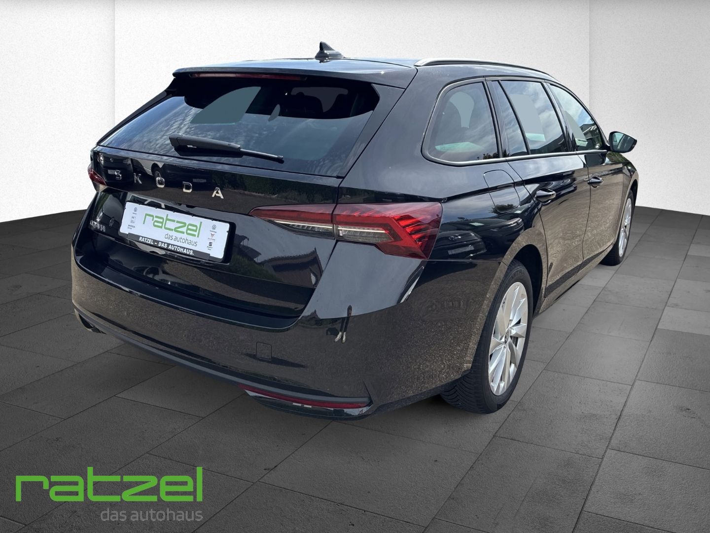Fahrzeugabbildung SKODA Octavia Combi Selection 2.0 TDI HUD Navi ACC 360