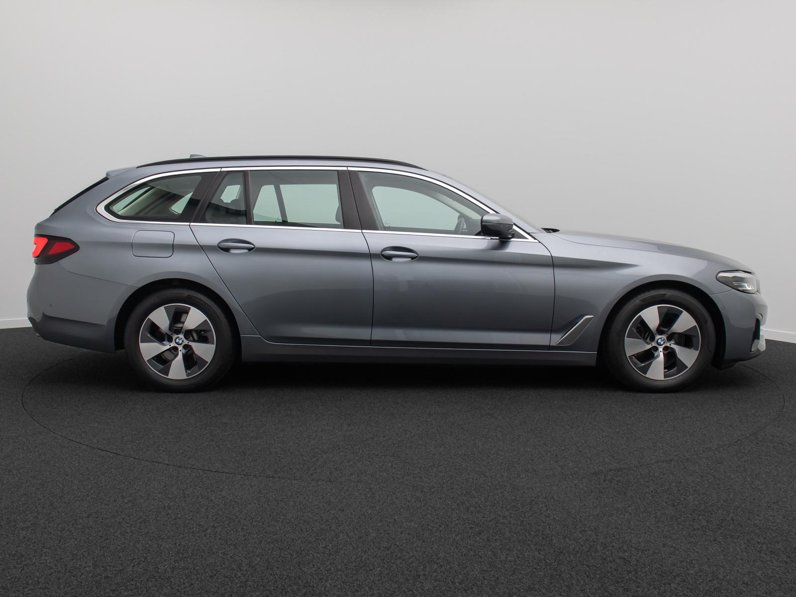 BMW 520d Kamera HUD Alarm Panorama DAB Leder Sport